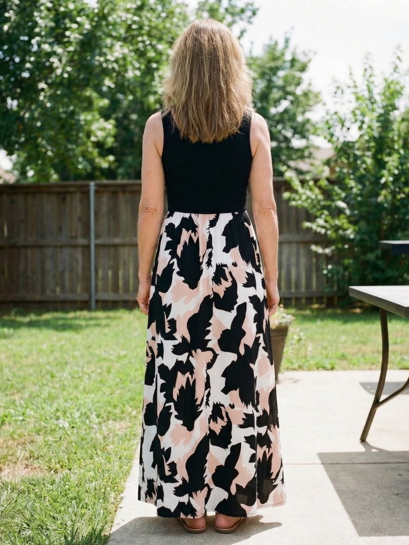 Women's Maxi Dress with Sleeveless Scoop Neck for Casual Days